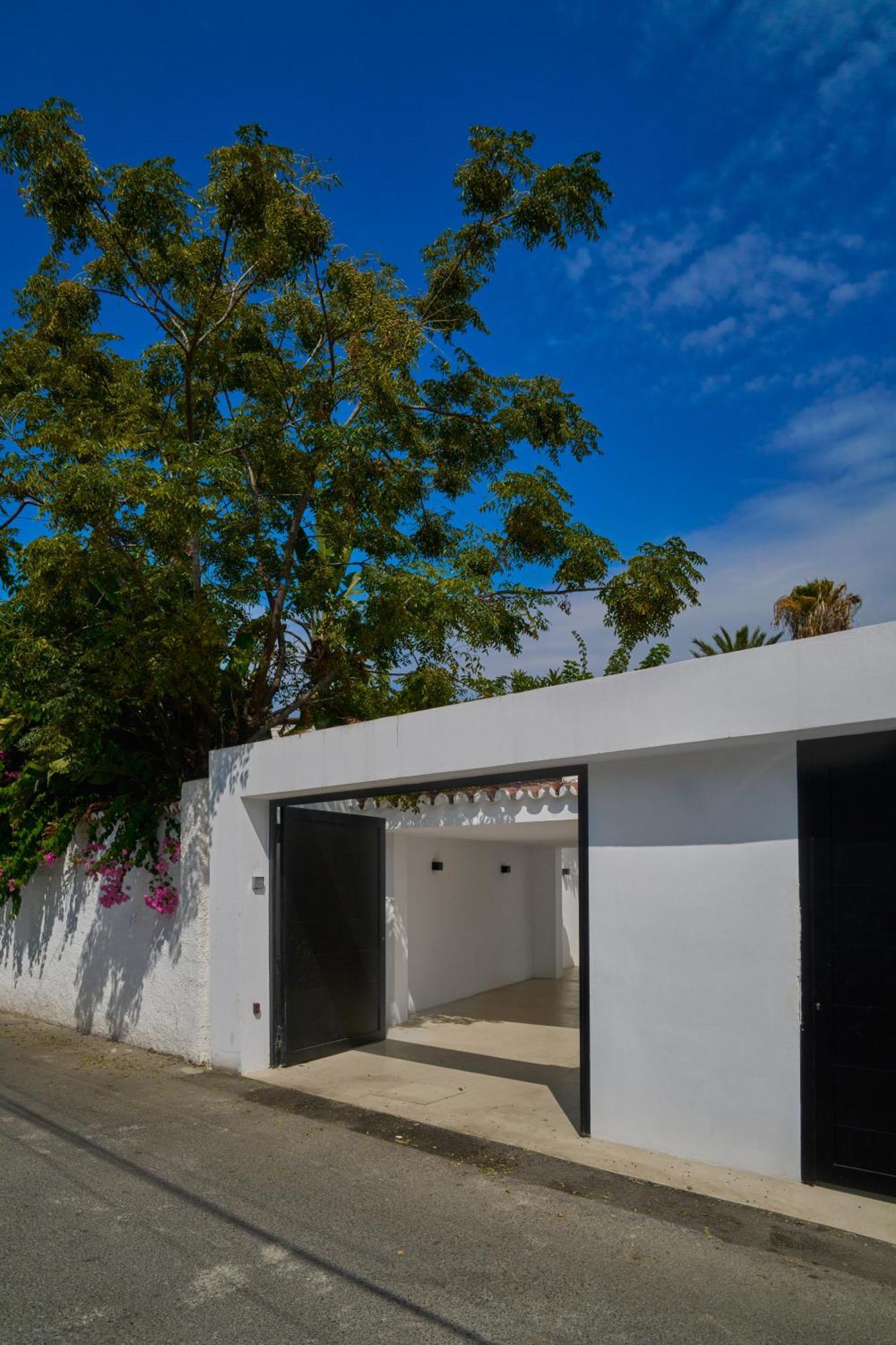 Peman Luxurious Beachside Villa Marbellac