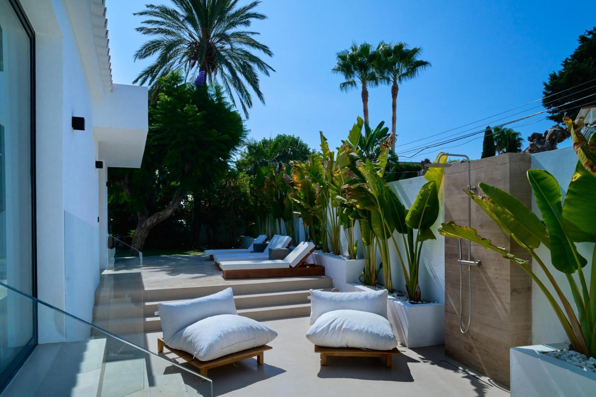 Peman Luxurious Beachside Villa Marbellac
