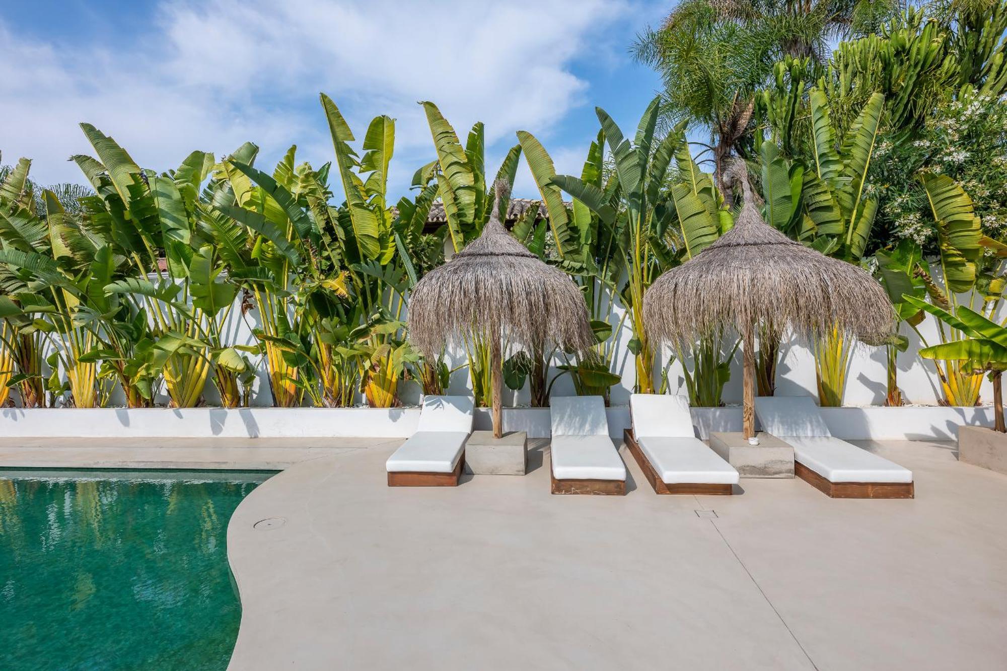 Peman Luxurious Beachside Villa *