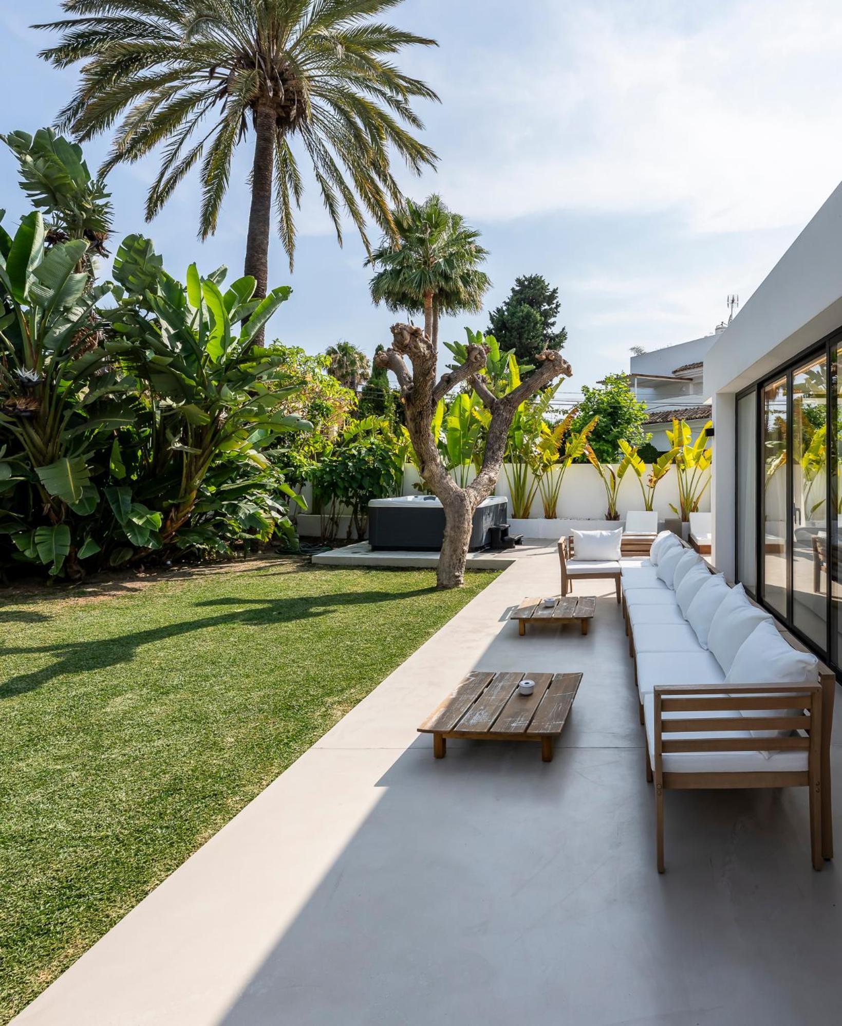 Peman Luxurious Beachside Villa Marbellac